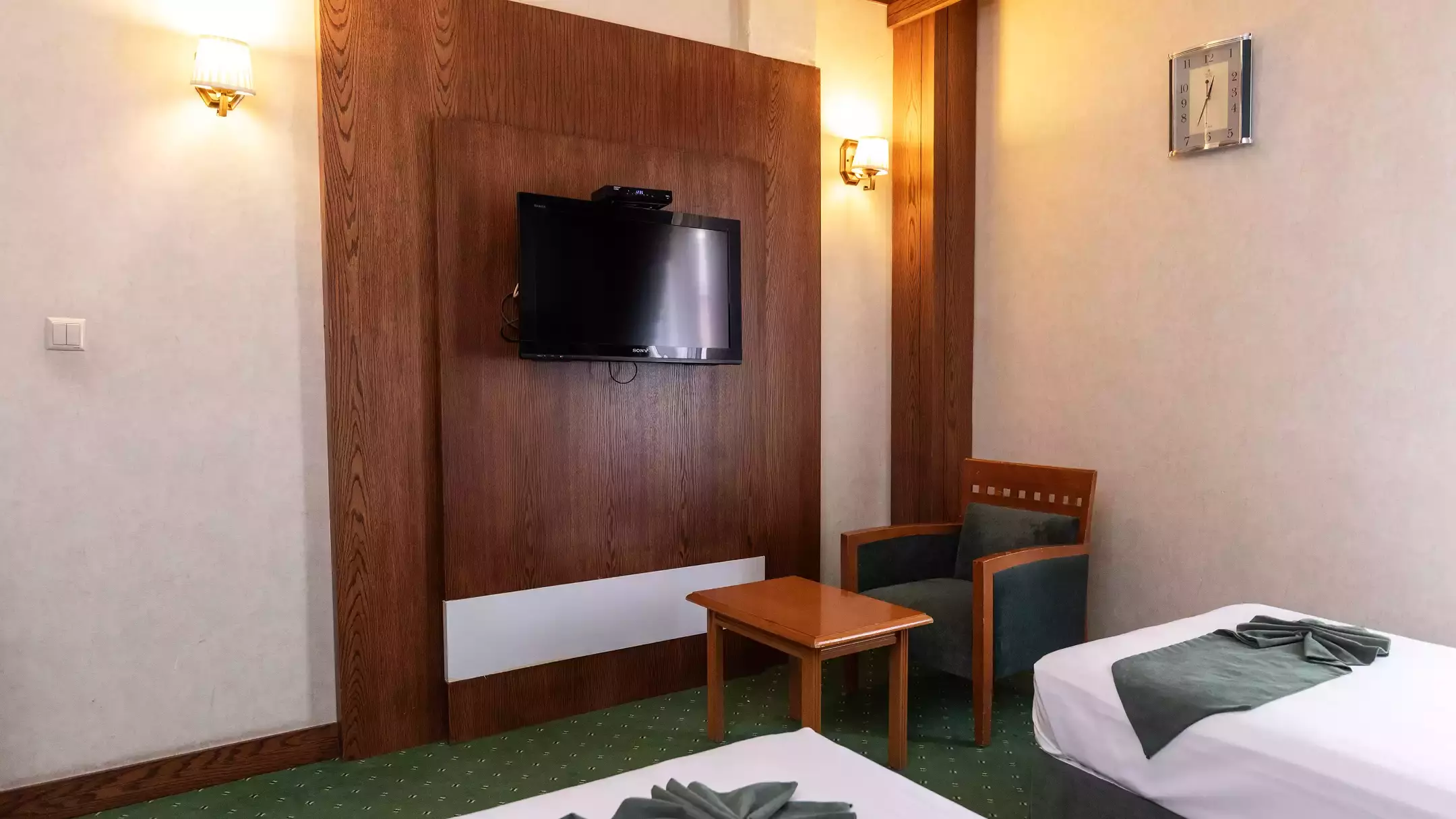 Alibaba https://cdn.alibaba.ir/ostorage/hotel-accommodation-images/67053f5a359857c3c5f4abe5_66dc58aa0a817712c6d5ae55_هتل آبان - اتاق دوتخته سینگل (2).webp